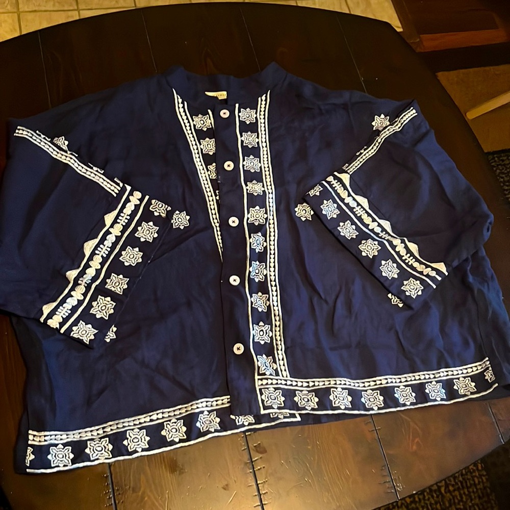 Gently Worn Short Jacket / Shirt Can Be worn as either, 4X-24W Blue & White Top